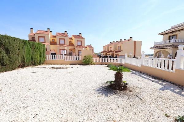 Chalet adosado en calle Castillo del Rio