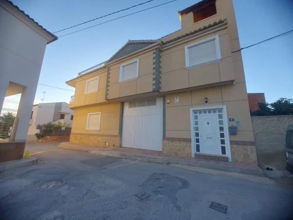 Casa independiente en calle los Riquelmes s/n