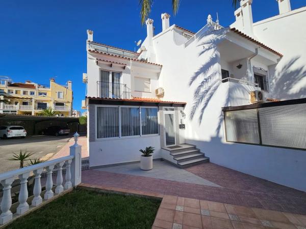 Chalet adosado en avenida de Corcega