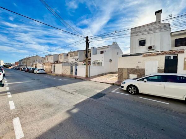 Chalet adosado en calle Parodi Hermanos, 138