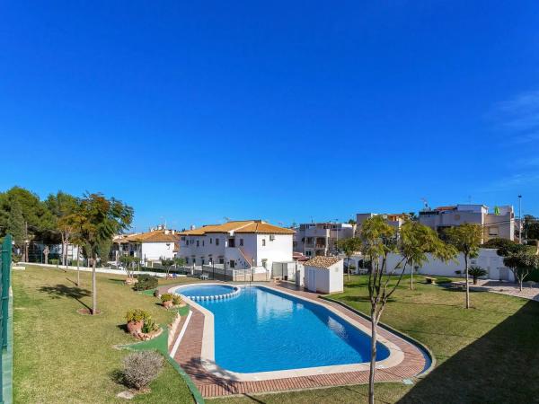 Casa independiente en avenida Laguna Azul