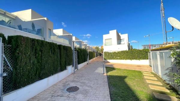 Chalet adosado en calle Rizada