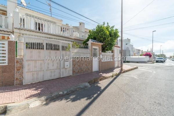 Chalet adosado en calle Roberto Koch