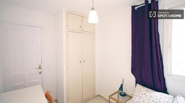 Quarto mobiliado em apartamento compartilhado em Sants, Barcelona