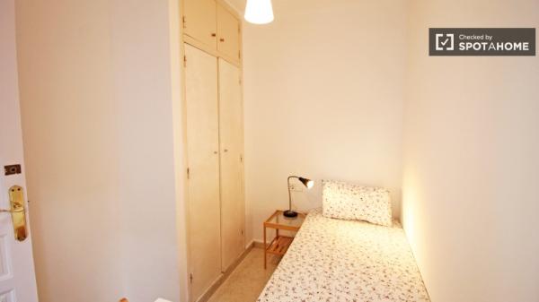 Quarto mobiliado em apartamento compartilhado em Sants, Barcelona