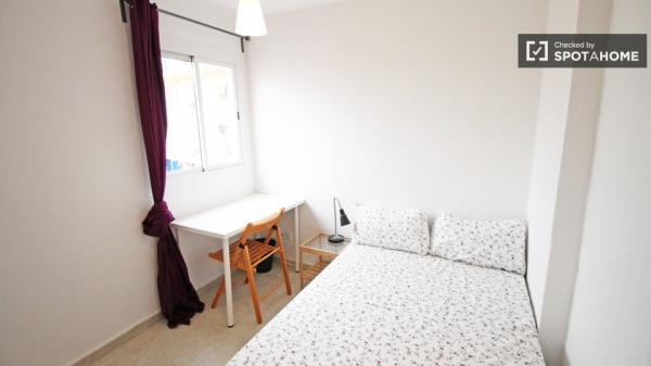 Quarto mobiliado em apartamento compartilhado em Sants, Barcelona