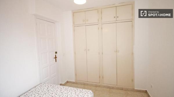 Quarto mobiliado em apartamento compartilhado em Sants, Barcelona