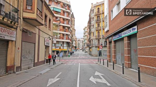 Quarto mobiliado em apartamento compartilhado em Sants, Barcelona