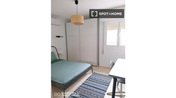 Room for rent in 3-bedroom apartment in Son Dameto, Palma