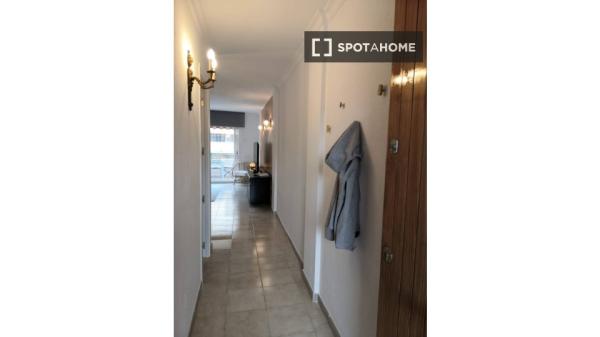 Room for rent in 3-bedroom apartment in Son Dameto, Palma