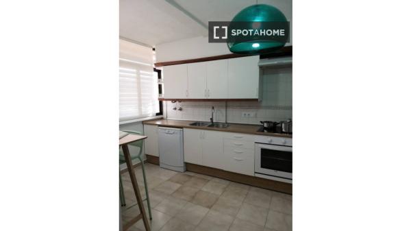 Room for rent in 3-bedroom apartment in Son Dameto, Palma