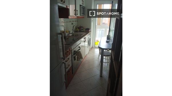 Se alquila habitación en apartamento de 3 dormitorios en Carabanchel, Madrid