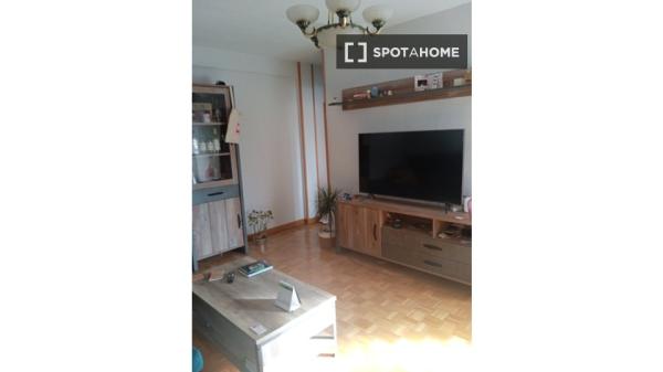 Se alquila habitación en apartamento de 3 dormitorios en Carabanchel, Madrid