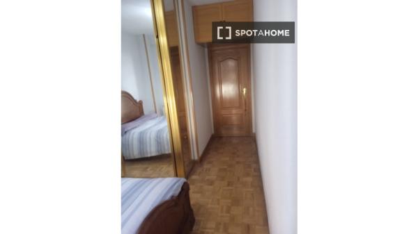 Se alquila habitación en apartamento de 3 dormitorios en Carabanchel, Madrid