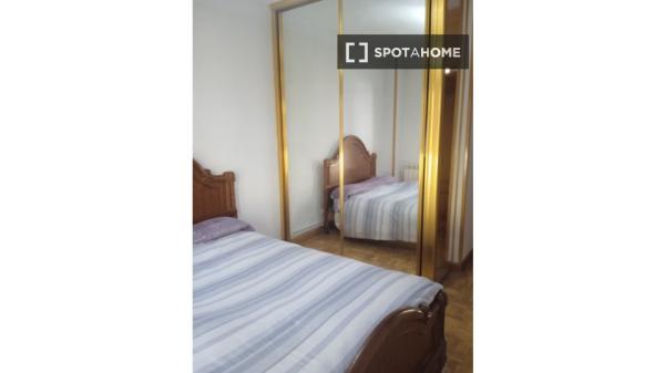 Se alquila habitación en apartamento de 3 dormitorios en Carabanchel, Madrid