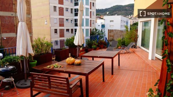 Habitación en piso compartido en barcelona.