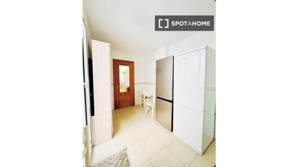 Room in shared apartment in Almería