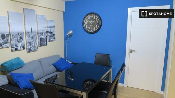 Quarto luminoso em apartamento de 4 quartos em Triana, Sevilha