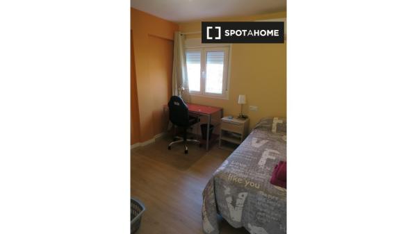 Chambre extérieure dans un appartement de 4 chambres à Triana, Séville