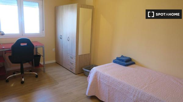 Chambre extérieure dans un appartement de 4 chambres à Triana, Séville