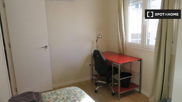 Gemütliches Zimmer in 4-Zimmer-Wohnung in Triana, Sevilla