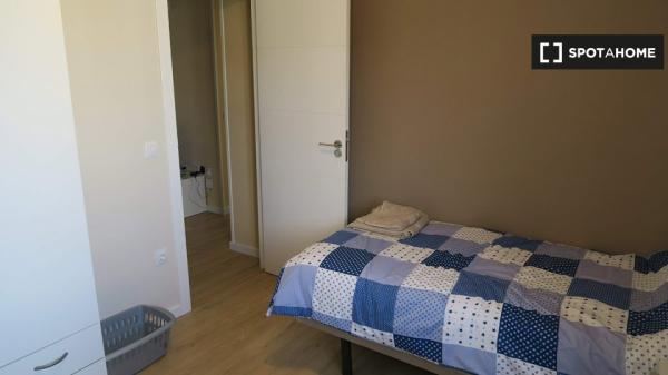 Gemütliches Zimmer in 4-Zimmer-Wohnung in Triana, Sevilla