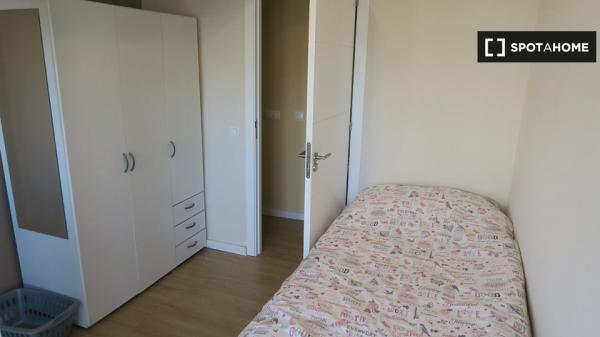 Gemütliches Zimmer in 4-Zimmer-Wohnung in Triana, Sevilla