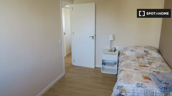 Gemütliches Zimmer in 4-Zimmer-Wohnung in Triana, Sevilla