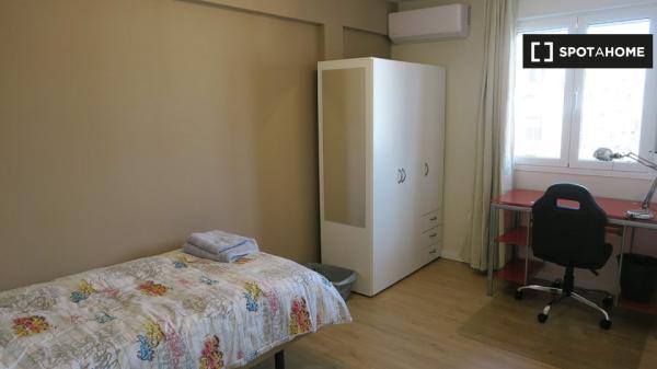 Gemütliches Zimmer in 4-Zimmer-Wohnung in Triana, Sevilla