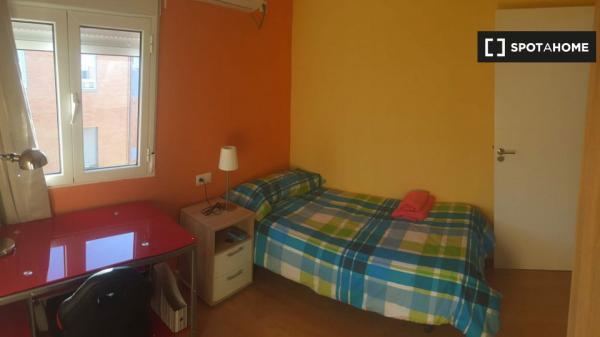 Chambre extérieure dans un appartement de 4 chambres à Triana, Séville