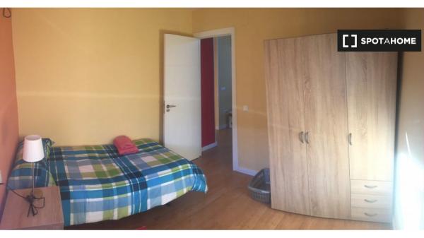 Chambre extérieure dans un appartement de 4 chambres à Triana, Séville