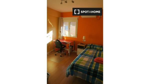 Chambre extérieure dans un appartement de 4 chambres à Triana, Séville