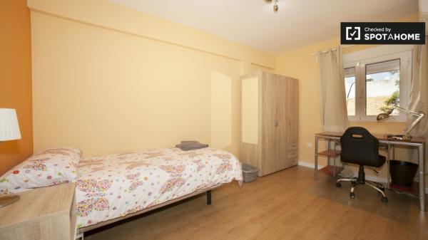 Habitación enorme en un apartamento de 4 dormitorios en Triana, Sevilla