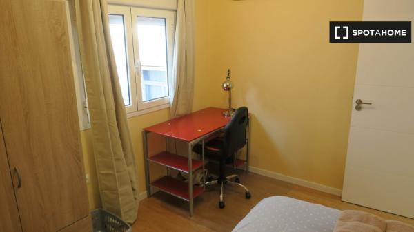 Room for rent in 4-bedroom apartment in Triana, Seville