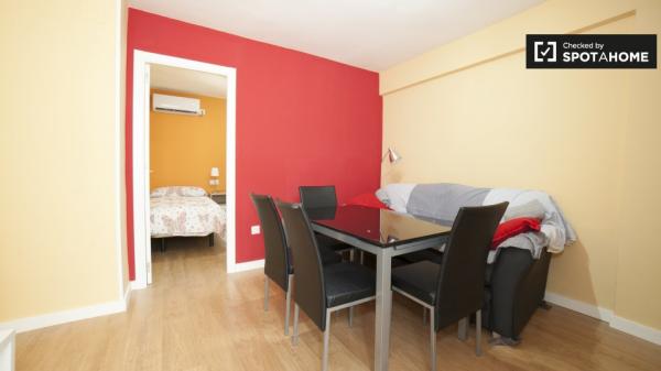 Habitación enorme en un apartamento de 4 dormitorios en Triana, Sevilla