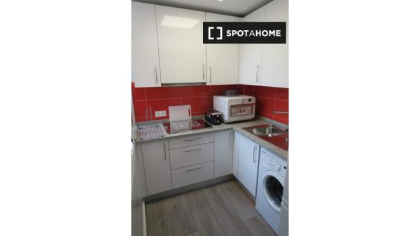 Se alquila habitación en piso de 4 dormitorios en Triana, Sevilla