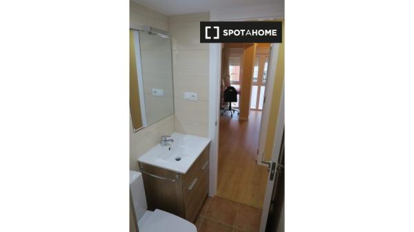 Se alquila habitación en piso de 4 dormitorios en Triana, Sevilla