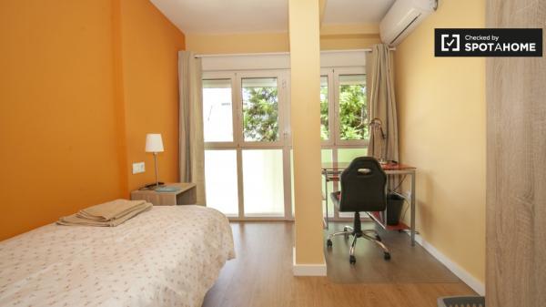 Habitación luminosa en apartamento de 4 dormitorios en Triana, Sevilla