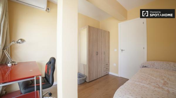 Habitación luminosa en apartamento de 4 dormitorios en Triana, Sevilla