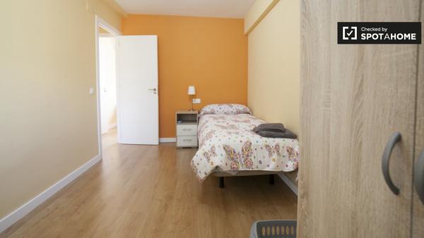 Camera luminosa in appartamento con 4 camere da letto a Triana, Siviglia