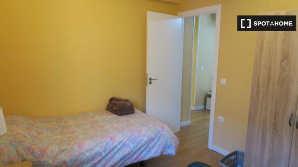 Room for rent in 4-bedroom apartment in Triana, Seville