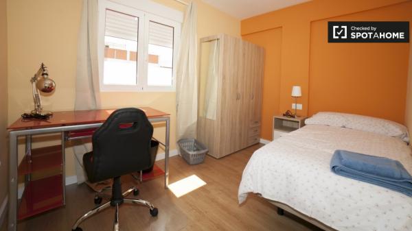 Grande chambre dans un appartement de 4 chambres à Triana, Séville