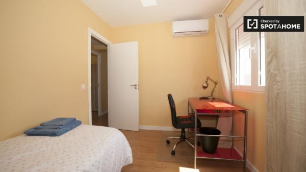 Habitación luminosa en apartamento de 4 dormitorios en Triana, Sevilla