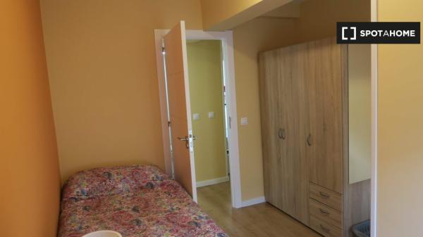 Room for rent in 4-bedroom apartment in Triana, Seville