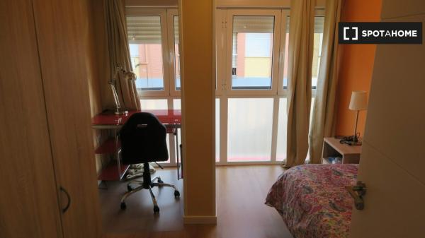 Room for rent in 4-bedroom apartment in Triana, Seville