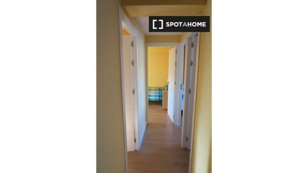 Chambre extérieure dans un appartement de 4 chambres à Triana, Séville