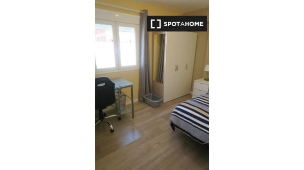 Przytulny pokój w apartamencie z 4 sypialniami w Trianie w Sewilli