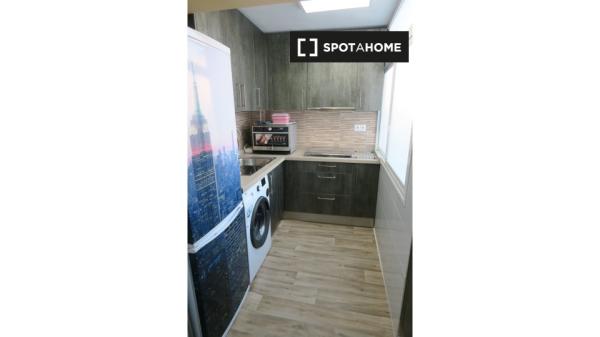 Zewnętrzny pokój w 4-pokojowym apartamencie w Triana, Sewilla