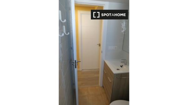 Zewnętrzny pokój w 4-pokojowym apartamencie w Triana, Sewilla