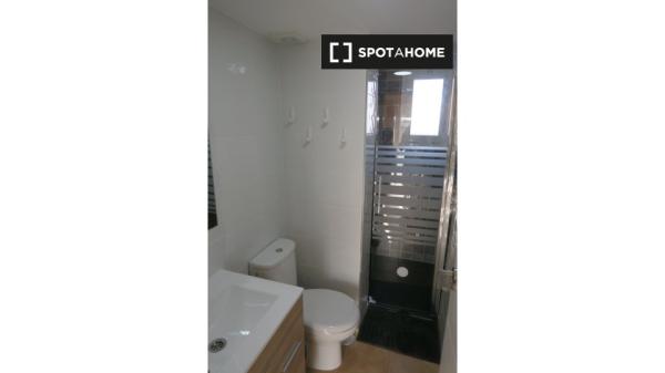 Zewnętrzny pokój w 4-pokojowym apartamencie w Triana, Sewilla